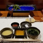 Sushisho Nomura - 料理が出てくる前にたくさんの薬味が並びます。
                
                葉ワサビ、酢味噌、醤油、ポン酢、梅肉(鹿児島・和歌山等)、塩(鹿児島・坊津)、黒胡麻(鹿児島)、ワカメ(島原・岩手)