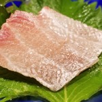 鮨匠 のむら - ③伊佐木(鹿児島県開聞岳沖産)
      産卵期は初夏～初秋、旬は初夏～初秋、
      今まさに旬で、皮下に脂がのります
      皮目のまま、ほんの少し炙ってから、皮下の脂を活性化させた後に皮を引いているので味わいが深い