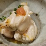 鮨匠 のむら - ④伊佐木(鹿児島県開聞岳沖産)の白子
      湯煎してから更に微かに炙ってあり、柔らかくて芳ばしさがあります
      伊佐木の白子はどちらかと言えば淡白ですが絶妙な2度の火入れでコクを深めているようです