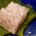 鮨匠 のむら - ⑤目一鯛 (鹿児島県開聞岳沖産)　
      産卵期は夏～秋、旬は夏～冬
      腹身を出して頂きました。
      モチモチとした食感としっかりのった脂からくる甘味が特徴です。