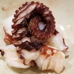 鮨匠 のむら - ⑥マダコ(鹿児島) 900g拘りサイズ
      茹でたてをアツアツ状態で細工包丁を入れます
      とりあえず何も付けず一口、「旨い！」
      これを頂くと「のむら」さんに来たことを実感
      旨味が濃厚で自然な甘さが拡がります