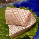 鮨匠 のむら - ⑦天然の勘八の子供(汐っ子)(1kg)
      産卵期は春～夏、旬は秋～冬。
      若さ故の爽やかな甘さが鮮烈です。
      カンパチは2m80kgまで成長しますが、大きくなると身が磯臭く大味になりがちです。