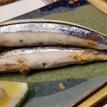 鮨匠 のむら - ⑧きびなごの姿焼き
      稚鮎の様にまるごと頂くので仄かな苦味が有り、親魚として包卵しているので卵の旨みも加わり、複雑な味わい。
      (1)そのまま(2)自家製醤油(3)カボス果汁
      の順で1匹ずつ楽しみます。