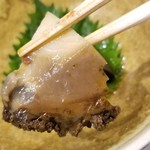 鮨匠 のむら - ⑩黒鮑(佐賀県唐津産)の柔らか煮
      6時間も大根の煮汁で煮るので大変柔らその身がプルプルと震えています。