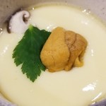 鮨匠 のむら - ⑪赤雲丹(佐賀県唐津産)のせ茶碗蒸し
      赤雲丹は舌の上で5秒ほどのせてホールド。
      甘みが拡がります。
      今後は何処の雲丹でも最初の一口はこうやって食べよう♪
      温かい茶碗蒸しで一休み。