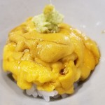 鮨匠 のむら - ⑫赤雲丹(佐賀県唐津産)のマイクロ丼
      ミョウバン無添加なのに美しい黄色。
      最初の一口は5秒ホールドで。
      ゆっくり味わい、口の中で拡散する甘みを存分に堪能。