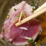 鮨匠 のむら - ⑬スマ(鹿児島県開聞岳沖)のたたき
      産卵期は初夏～夏、旬は秋～春
      但し通年それほど味わいは落ちない。
      いわゆる中トロの部位をたたきにしていますので、脂が載った身をさっぱり仕上げたゴージャスなたたき。