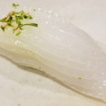 鮨匠 のむら - ①障泥烏賊(鹿児島県開聞岳沖産)800g雌
      カボス・塩
      産卵期は春～初夏、旬は春～夏。
      モチモチとした食感で甘みも強いです。
      少し寝かせてあり柔らかく仕上がって、旨みと甘みが引き出されています。