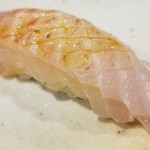 鮨匠 のむら - ②鰆(鹿児島県開聞岳沖産・8kg)
      産卵期は春～初夏、旬は秋～冬。
      腹身は味わい深くてさっぱり！
      身は柔らかく、白身でなく、赤身でもない、飴色の穏やかな色合いです。