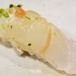 鮨匠 のむら - ③トビハタ(鹿児島県開聞岳沖産)超レア！
      産卵期は夏、旬は秋～初夏、旬の終わり。
      トビハタは身が霜降りになるそうで、しっかりとした旨みと脂のコクがある美味しさがあります。