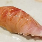 鮨匠 のむら - ⑤赤ムツ(鹿児島県開聞岳沖産)
      産卵期は初夏～初秋、旬は晩秋～晩冬
      日本海北部の赤ムツ(のどくろ)よりも随分とさっぱりとしています
      焼き物なら寒いエリアに限りますが、鮨やお造りなら逆に南エリアもあり