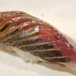 鮨匠 のむら - ⑨真鯵(鹿児島県開聞岳沖産)
      産卵期は春～夏、旬は秋～冬。
      産卵とは無縁の小型の鯵、脂のりは軽く、爽やかにとろけます。