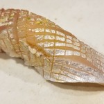 鮨匠 のむら - ⑩縞鯵(鹿児島県開聞岳沖産・1kg)
      産卵期は秋～冬、旬は夏～秋。
      脂はのって旨味もバッチリありますが、スッキリとした後味で軽やかです。