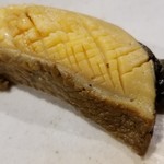 鮨匠 のむら - ⑪黒鮑(佐賀県唐津産)
      先程、肴で出てきたのは、周辺部。
      握りで使うのは本体の太い部分。
      やはり特別に柔らかく旨みも抜群です。
      握りにはスッと噛み切れる柔らかさは絶対に必要だと感じます。