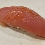 鮨匠 のむら - ⑫歯鰹 (鹿児島県開聞岳沖産・2.5kg、２日寝かせ)
      産卵期は夏、旬は秋～冬
      歯鰹は鹿児島近海をゆっくり泳いでおり、血の気も少ないのは運動量が少ないからみたいです
      普通の鰹より色が薄く、味もさっぱり