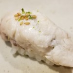 鮨匠 のむら - ⑭太刀魚 (鹿児島県開聞岳沖産)
      産卵期は海水温により春～秋、旬はほぼ通年。
      指6本サイズを蒸し焼きで脂分を落としてさっぱりとした味わいで食べさせて頂きました。