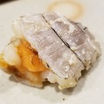 鮨匠 のむら - ⑯蝦蛄(鹿児島県出水産):蒸し
      産卵期は初夏～夏、旬は包卵する初夏～夏。
      こちらの蝦蛄は砂地に棲むため非常にクリアな色と味わいがあります
      包卵しており、卵の濃厚な甘さと身の濃い目の味わいが混ざって悶絶