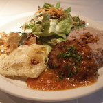 マザーエスタ - 手こねハンバーグのチリソースと新じゃがのドフィノア、マカロニサラダ