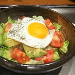 鉄板酒家 グリドラーズ バー 門前仲町 - アボカドサラダ