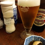 丸五 - ビール(小) ¥350  冷えたグラスに注いでとんかつ待ち。お通しは昆布煮でしたが、卓上にはらっきょうもあり口寂しさはありません。