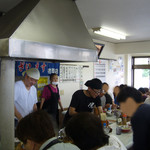 一九ラーメン - 賑わう店内、女将さんと2代目