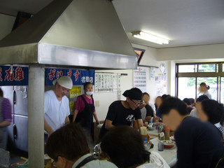 Ikkyuu Ramen - 賑わう店内、女将さんと2代目