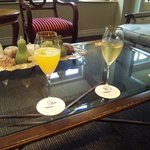 エメ・ヴィベール - 食前酒を頂きました。左はノンアルコール