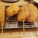 Kushikatsu Tanaka Kyoudou Ten - 串カツ5本。左から、なすび(100円税別)、玉ねぎ(100円税別)、ハムカツ(120円税別)、紅しょうが(120円税別)、豚串(120円税別)。お通しのキャベツは250円(税別)。