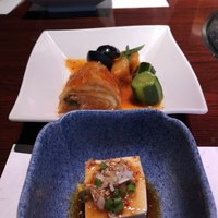 游玄亭 銀座 - お通しの冷奴と、キムチ盛り合わせ