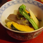 潭亭 - 島野菜と胡椒の葉入りがんもの炊き合わせ