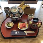 魚夏 - 穴子の天丼 まだ蓋を取っていない