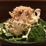 HARU JIRO - ほうれん草と新玉葱のサラダ 蕎麦の実クルトン 580円。