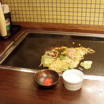 Okonomiya Ki Hompo - 焼きあがったのを鉄板で熱々の状態で食べられます