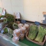 IKURI - またお店の横手では地元で採れた新鮮な野菜も販売されてましたよ。