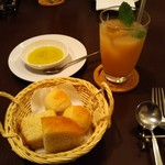 IL RISTORANTE MATSUOMI - かわいいパン（2人分）と桃のジュース