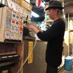 定食酒場食堂 - マスター直々に注いでくれました