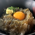 田子の浦港 漁協食堂 - しらすの沖漬けと黄身が合う