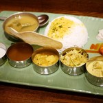 ケララの風II - サツマイモのクートゥ・キャベツのトーレン・キウィフルーツのカーラン