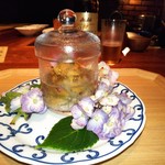 中島町倶楽部 - 長芋そうめん、秋田の蓴菜、唐津の赤雲丹。添えられた紫陽花がステキ♪