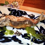 中島町倶楽部 - 宮崎の鮎唐揚げ、緑酢、パクチーと赤紫蘇