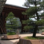 小松 弥助 - 金沢駅の鼓門