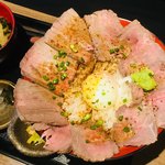 鳥光國 - ローストビーフ丼 アップ