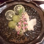 さえ喜 - アワビと桃太郎というマスカット　海水濃度まで高めた塩水に浸かってます。