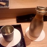 さえ喜 - ぐい呑みでは、もう飲むペースが守れなくなって、徳利で。錫は日本酒を冷え冷えのまま頂けて、これ欲しいんです。。。