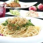 紀州南高梅専門／創作梅干料理　梅酒ダイニング＆梅Cafe　紅い屋　AKAIYA - 「しそ香るじゃこと梅干しのペペロンチーノ」はCafe紅い屋自慢の一品