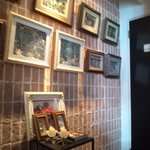 カフェサロンソンジン - 奥の壁に絵がいっぱいかざってある