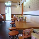 会津屋 - テーブルとカウンタの細長い店内