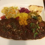 ドムジンスパイスカフェ - ドムジン・W・プレート、自家燻豚バラカレーの合いがけ  ご飯大盛り税込1250円