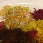 ドムジンスパイスカフェ - サラダと副菜には季節野菜のサブジ(サラダの裏で見えにくくてすいません)