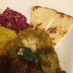 ドムジンスパイスカフェ - レッドキャベツのマスタードシードソテー、レンズ豆とヒヨコ豆のマサラ、パパド